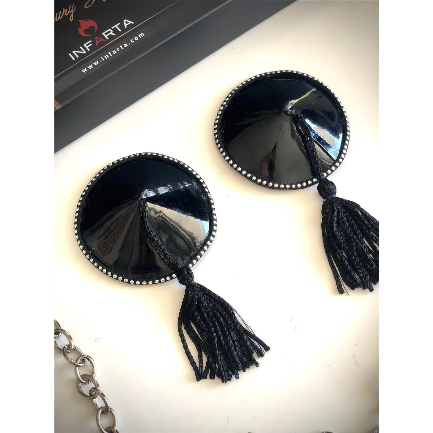 Pezoneras Acharoladas Negras con Pompón | Infarta - Imagen 2